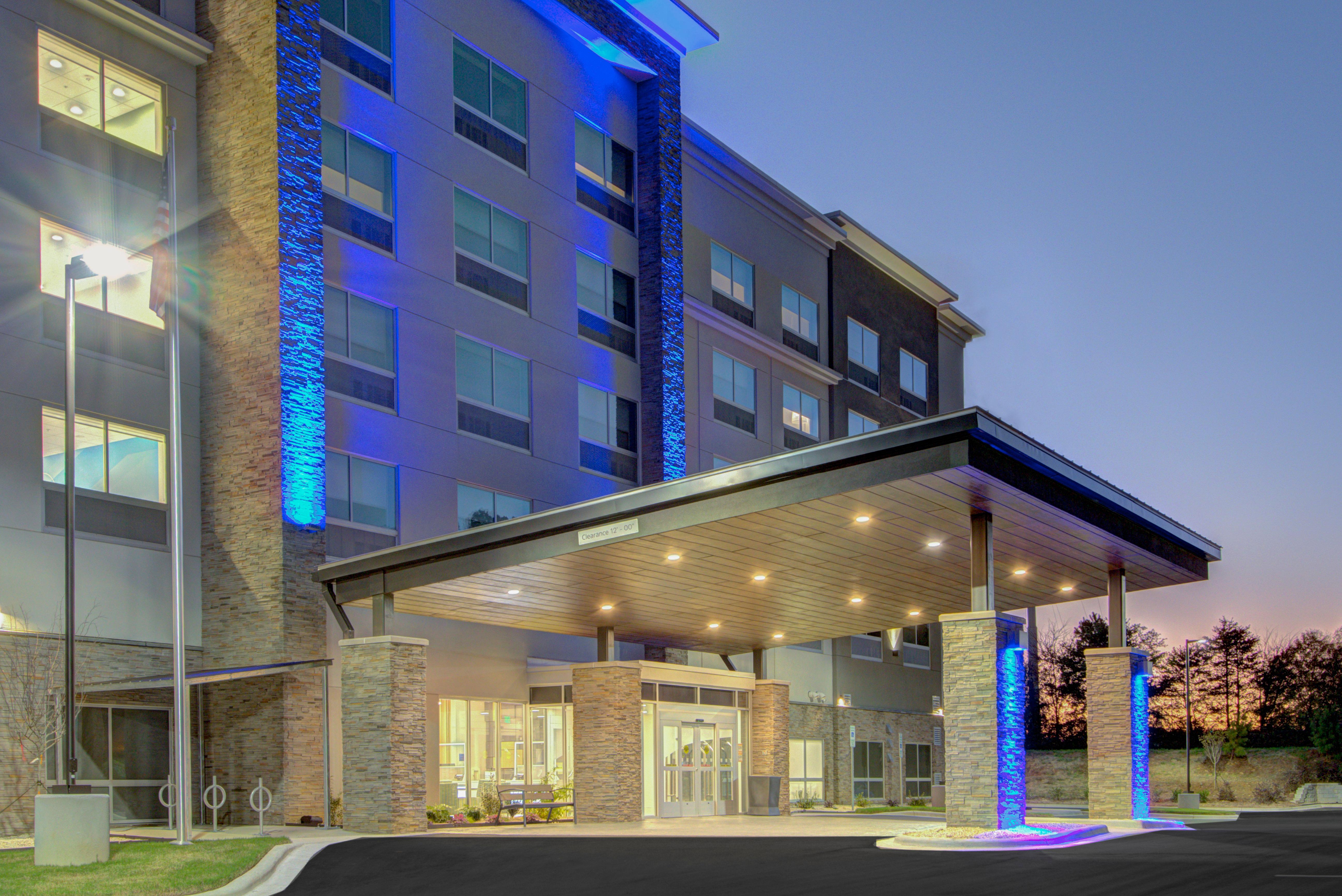 Hotel Express & Charlotte Southwest By Ihg 3*
